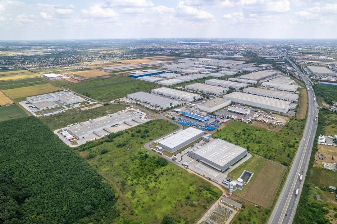 Alpha Bank, BRD, ING arrange EUR 200 mln refinancing for 40 green logistics buildings owned by CTP Romania Alpha Bank, BRD, ING arrange EUR 200 mln refinancing for 40 green logistics buildings owned by CTP Romania